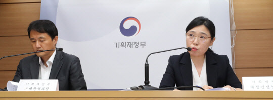 강미자 기획재정부 재정건전성과장(오른쪽)과 장영규 조세분석과장이 11일 오전 세종시 정부세종청사에서 월간 재정동향 2020년 8월호 발간과 관련해 세부 내용을 설명하고 있다.  연합뉴스